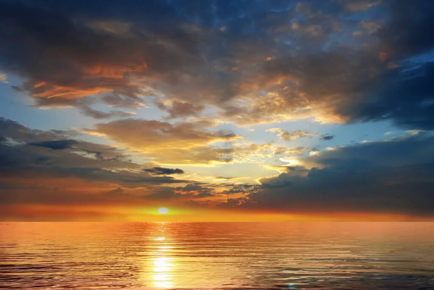  západ slunce moře na zlaté růžové obloze a oceán voda vlna pastel barva příroda pozadí šablona - Fotografie, Obrázek