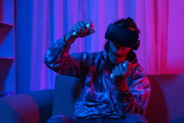 Metaverse teknologian käsite, Mies yllään VR suojalasit ja pelaa autopelejä virtuaalimaailmassa. - Valokuva, kuva