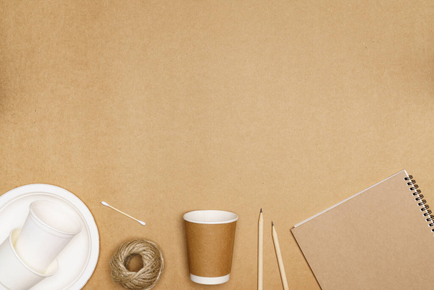 Concept respectueux de l'environnement, récipient alimentaire de livraison et tasse en papier avec corde de jute et ordinateur portable avec crayon. - Photo, image