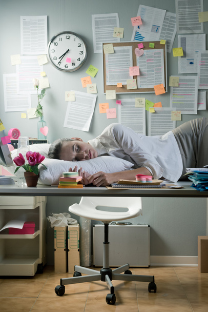 Woman sleeping in office overnight - Valokuva, kuva