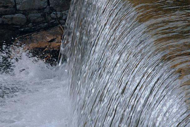 Laukaus kaunis luonnollinen vesiputous - Valokuva, kuva