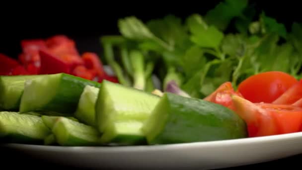 olívaolaj öntése olasz saláta mini mozzarella, paradicsom cseresznye és arugula forgó - Felvétel, videó