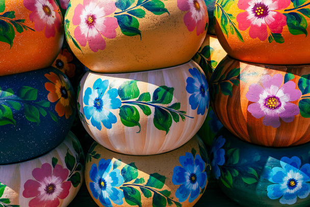 Meksika 'da bir hediyelik eşya dükkanında Renkli Meksika boyalı seramik kaplar çeşitliliği. - Fotoğraf, Görsel