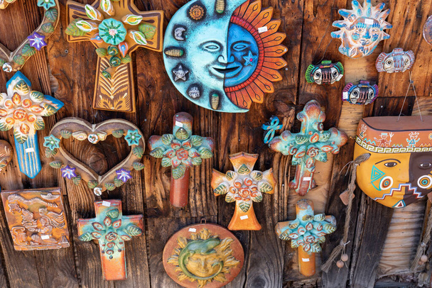 Variedad de recuerdos tradicionales mexicanos coloridos en el mercado en México. - Foto, imagen