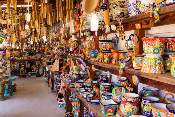 Ποικιλία από πολύχρωμα μεξικάνικα παραδοσιακά σουβενίρ στην αγορά του Μεξικού. - Φωτογραφία, εικόνα
