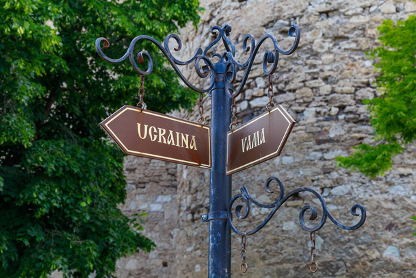 Schilder und Zeiger mit einem Pfeil, Inschriften Ukraine und Zoll auf Rumänisch. Hintergrund mit Kopierraum für Text - Foto, Bild
