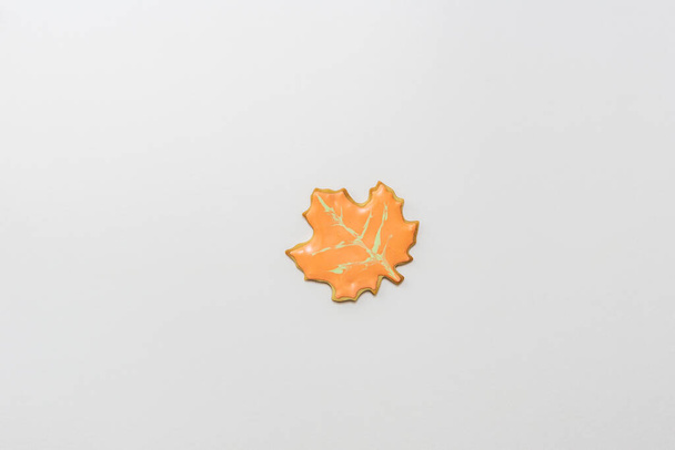 Sweet homemade leaf cookie with icing isolated on white background minimal flat lay composition - Foto, afbeelding