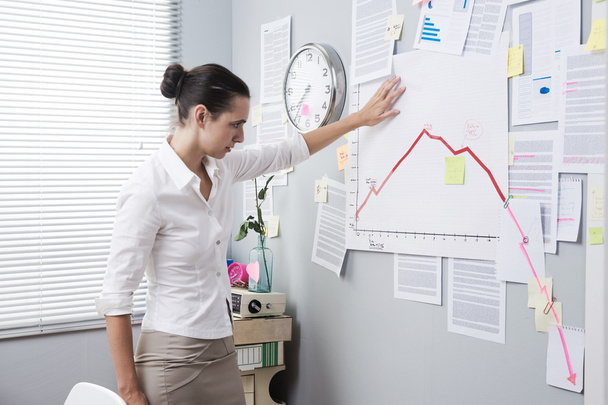 Businesswoman analyzing a financial chart - Fotografie, Obrázek