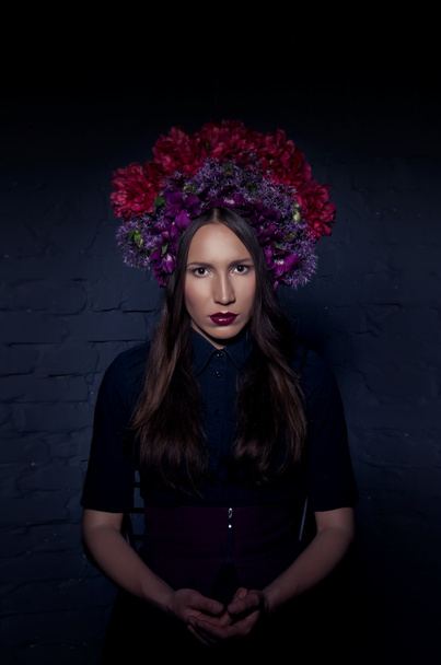 Piękna femme fatale nakrycia głowy z świeżych kolorowy kwiat - Zdjęcie, obraz
