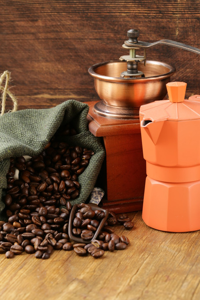 Ainda vida grãos de café em um saco e cafeteira
 - Foto, Imagem