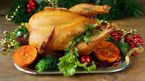 Pollo al forno per cena festiva, apparecchiare la tavola di Natale
 - Foto, immagini
