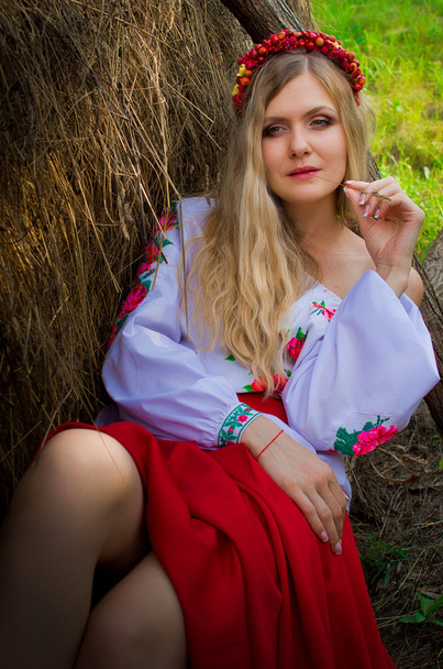 Украинская красивая женщина на сеновале
 - Фото, изображение
