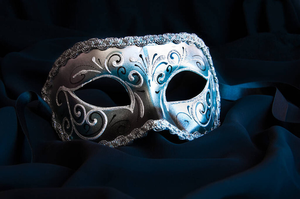 carnaval masker op een witte achtergrond - Foto, afbeelding