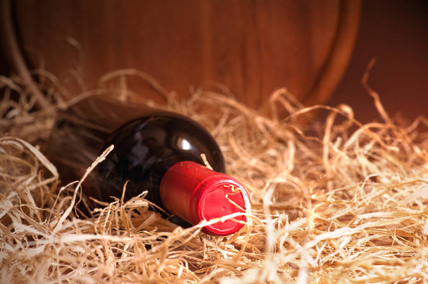 garrafa de vinho tinto com uma rolha em um fundo de madeira - Foto, Imagem
