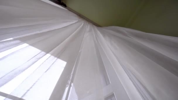 átlátszó függöny az ablakon, enyhén lengve a szélben a szobában. - Felvétel, videó