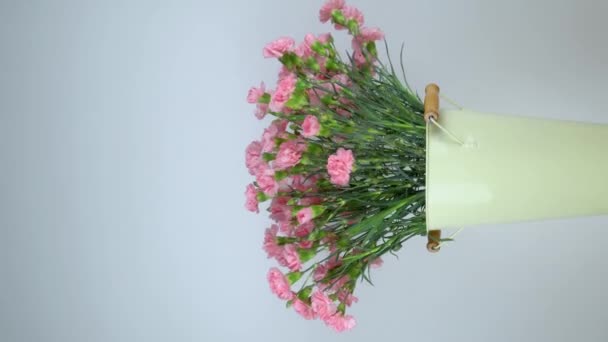 Nahaufnahme einer großen Anzahl rosa Nelken in einer rotierenden Zinnvase. - Filmmaterial, Video