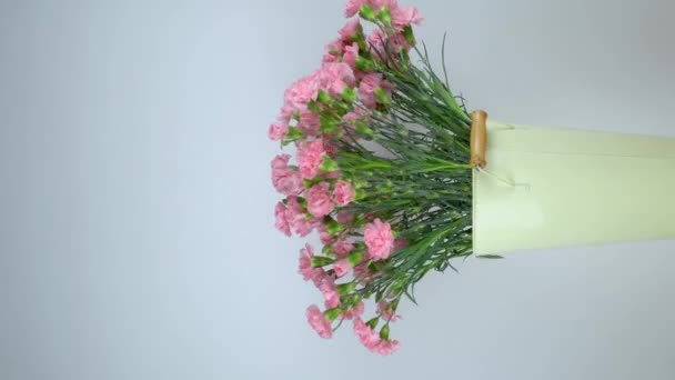 Nahaufnahme einer großen Anzahl rosa Nelken in einer rotierenden Zinnvase. - Filmmaterial, Video