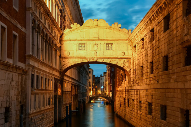 Seufzerbrücke oder Ponte dei Sospiri bei Sonnenuntergang in Venedig, Italien. - Foto, Bild