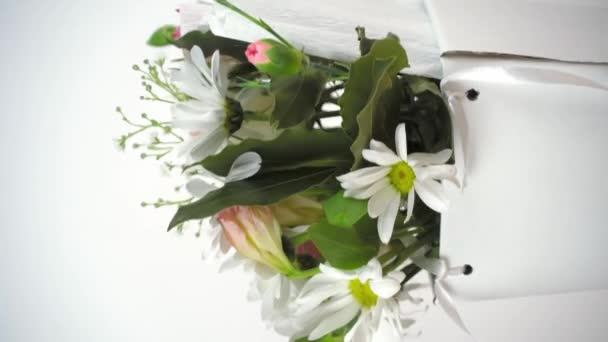 Schöne Komposition aus zarten Blumen Rotation auf dem Plattenteller. - Filmmaterial, Video