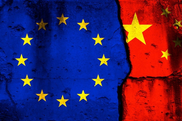 Crisis Europese Unie en China. Achtergrond met nationale vlaggen op gebarsten muur - Foto, afbeelding