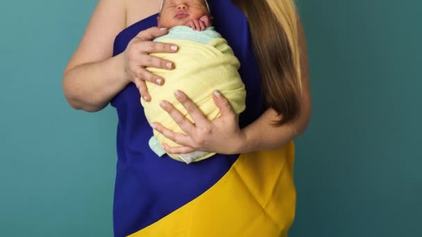 Mujer ucraniana madre con niña pequeña - Metraje, vídeo