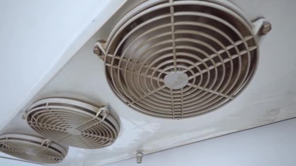 Ventilátory chladničky nebo klimatizace ve stropě. Jsou pokryty mřížkou.. - Záběry, video