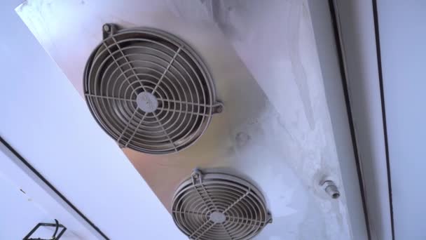 Frigorífico o ventiladores de aire acondicionado en el techo. Están cubiertos con una celosía. - Metraje, vídeo
