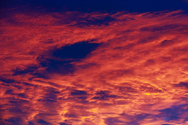 Verbrannte dunkle, dramatische Orkanwolken am Himmel bei windigem Wetter nach Sonnenuntergang. Hintergrund mit Kopierraum oder Hintergrund für Design. - Foto, Bild