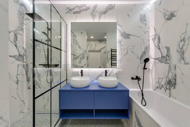 Salle de bains moderne et lumineuse avec lavabos et grand miroir avec sous-titre. Photo de haute qualité - Photo, image