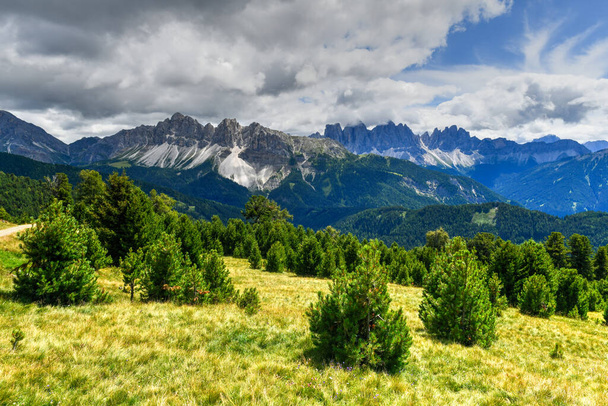 Paesaggio delle Dolomiti e vista sui monti Aferer Geisler in Italia. - Foto, immagini