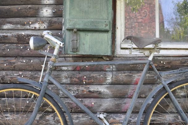Fahrrad vor Fenster mit Fensterladen - Foto, imagen