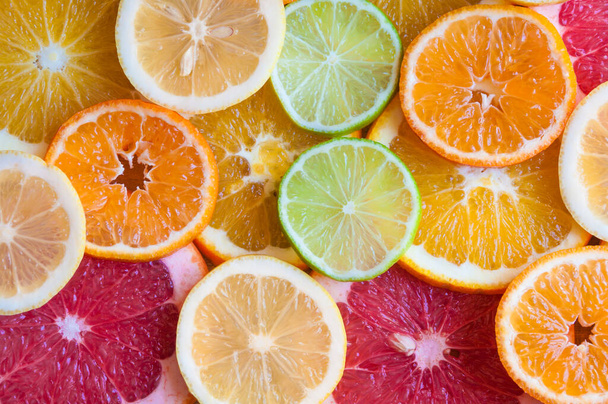 sitrushedelmien tausta. viipaloitu appelsiini ja sitruuna. - Valokuva, kuva