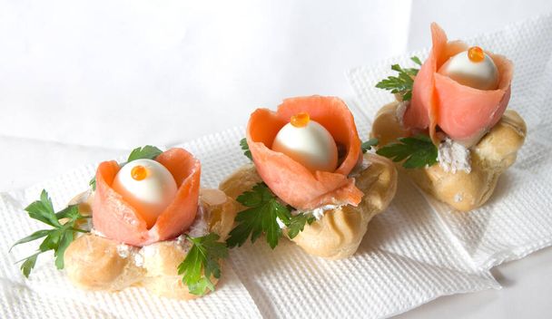 Toasty z czerwonymi rybami, ziołami i jajkiem - Zdjęcie, obraz
