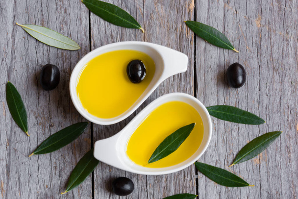 Nahaufnahme von Olivenöl auf Tischplatte - Foto, Bild