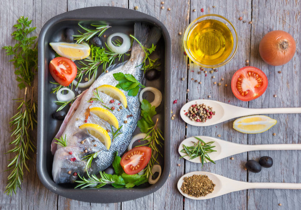 syrové ryby se zeleninou a kořením připravené k pečení - Fotografie, Obrázek