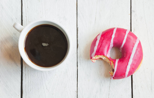 donut com chocolate e café em fundo de madeira - Foto, Imagem