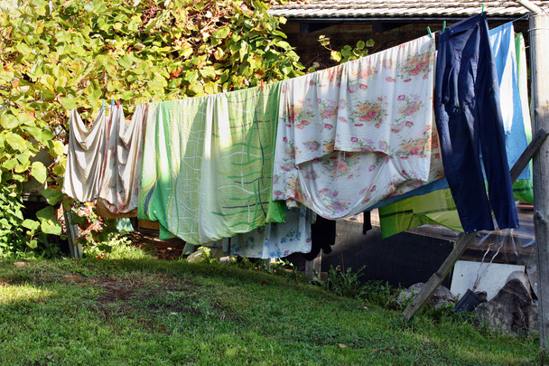 Wäsche draußen trocknen - Foto, Bild
