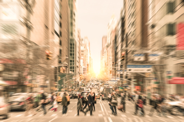 Ludzie na ulicy na Madison Avenue na Manhattanie Śródmieście przed zachodem słońca w Nowym Jorku - dojeżdżających chodzenie na przejścia dla pieszych w godzinach szczytu w dzielnicy biznesowej amerykański - Zdjęcie, obraz