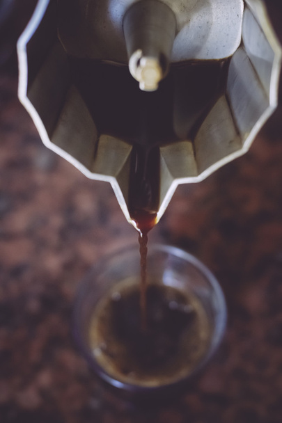 Кавовий горщик наливає каву в чашку
 - Фото, зображення