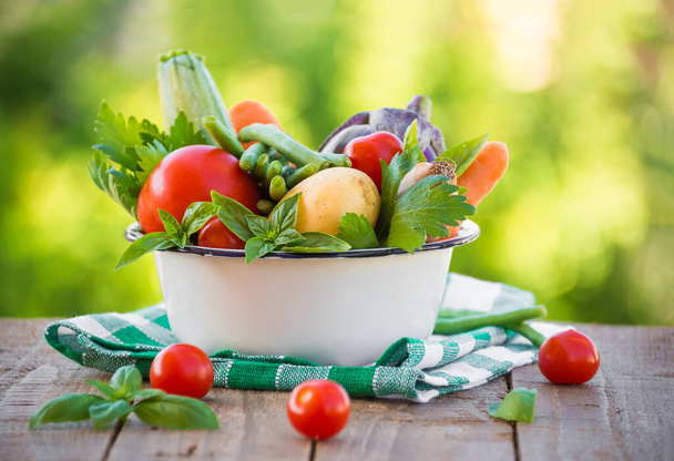 légumes frais dans un bol sur une table en bois - Photo, image