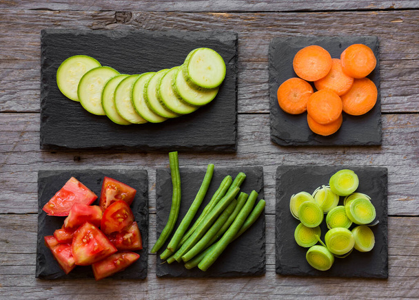 verduras en rodajas sobre un fondo de madera. alimentos saludables. - Foto, imagen