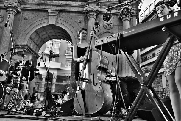 Bir şehir sokakta oynayan kadın müzik grubu - Fotoğraf, Görsel