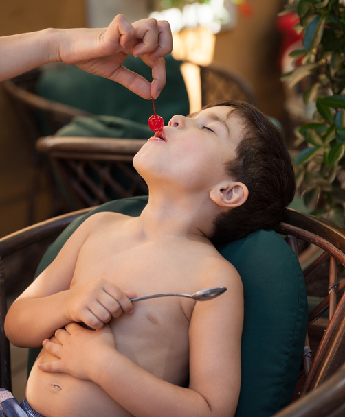 маленький мальчик хочет съесть вишенку
 - Фото, изображение