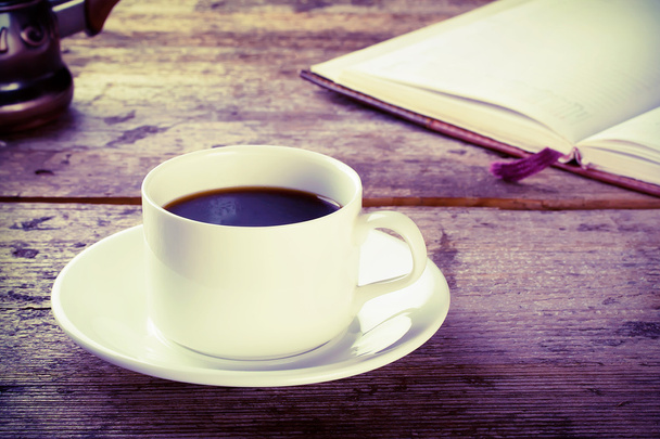 Tasse schwarzen Kaffee mit einem Buch - Foto, Bild