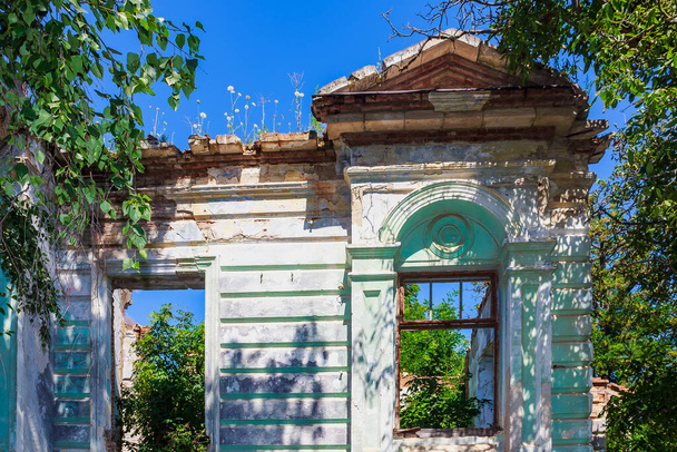 Eski mimarinin terk edilmiş tarihi ve kültürel mirası. Kıyametin olağandışı ayrıntıları. Arkaplan - Fotoğraf, Görsel