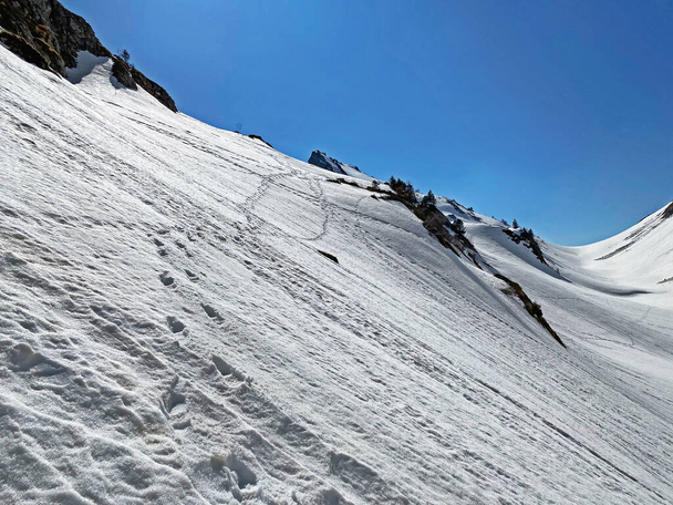 Magnifiques sentiers de randonnée hivernale et traces dans les vallées alpines et les sommets glacés du massif des Alpes du Glaris - Canton de Glarus, Suisse (Schweiz) - Photo, image