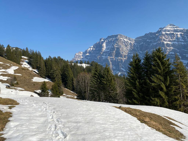 Ihana talvi vaellus polkuja ja jälkiä Alppien laaksoissa ja jäinen huiput Glarus Alppien vuoristo ylängöllä - Canton of Glarus, Sveitsi (Schweiz) - Valokuva, kuva