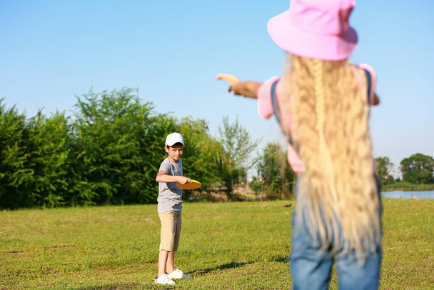 Carino bambini piccoli che giocano frisbee all'aperto - Foto, immagini