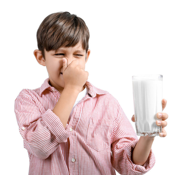 Kleiner Junge mit Laktoseintoleranz auf weißem Hintergrund - Foto, Bild