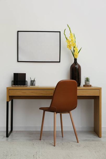 Local de trabalho elegante com cadeira confortável e flores gladiolus - Foto, Imagem